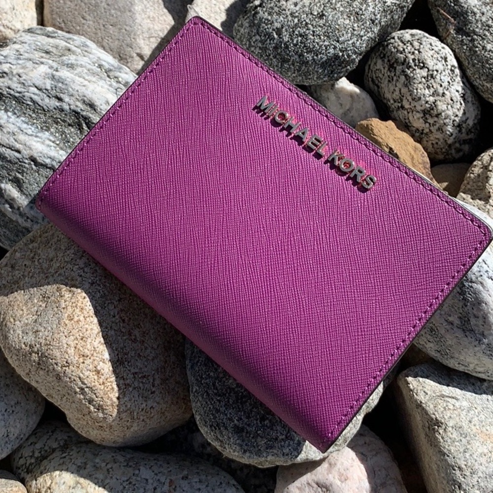 FLASH SALE! Michael Kors Jet Setter Wallet